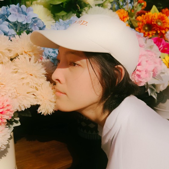 The artist of Naive Flora Tattoo among flowers